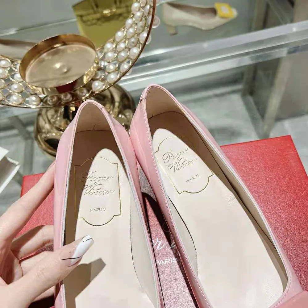 Roger Vivier Patent Leather Belle Vivier Pumps for Women in Pink Roger Vivier Patent Leather Belle Vivier Pumps for Women in Pink