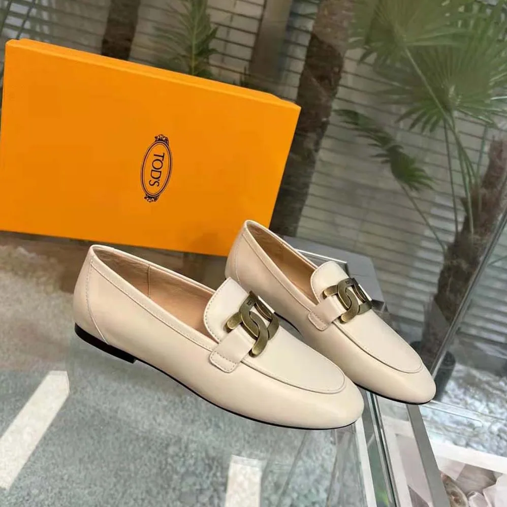 TODS Kate Loafers in Leather with A Metal Branded for Women in White TODS Kate Loafers in Leather with A Metal Branded for Women in White
