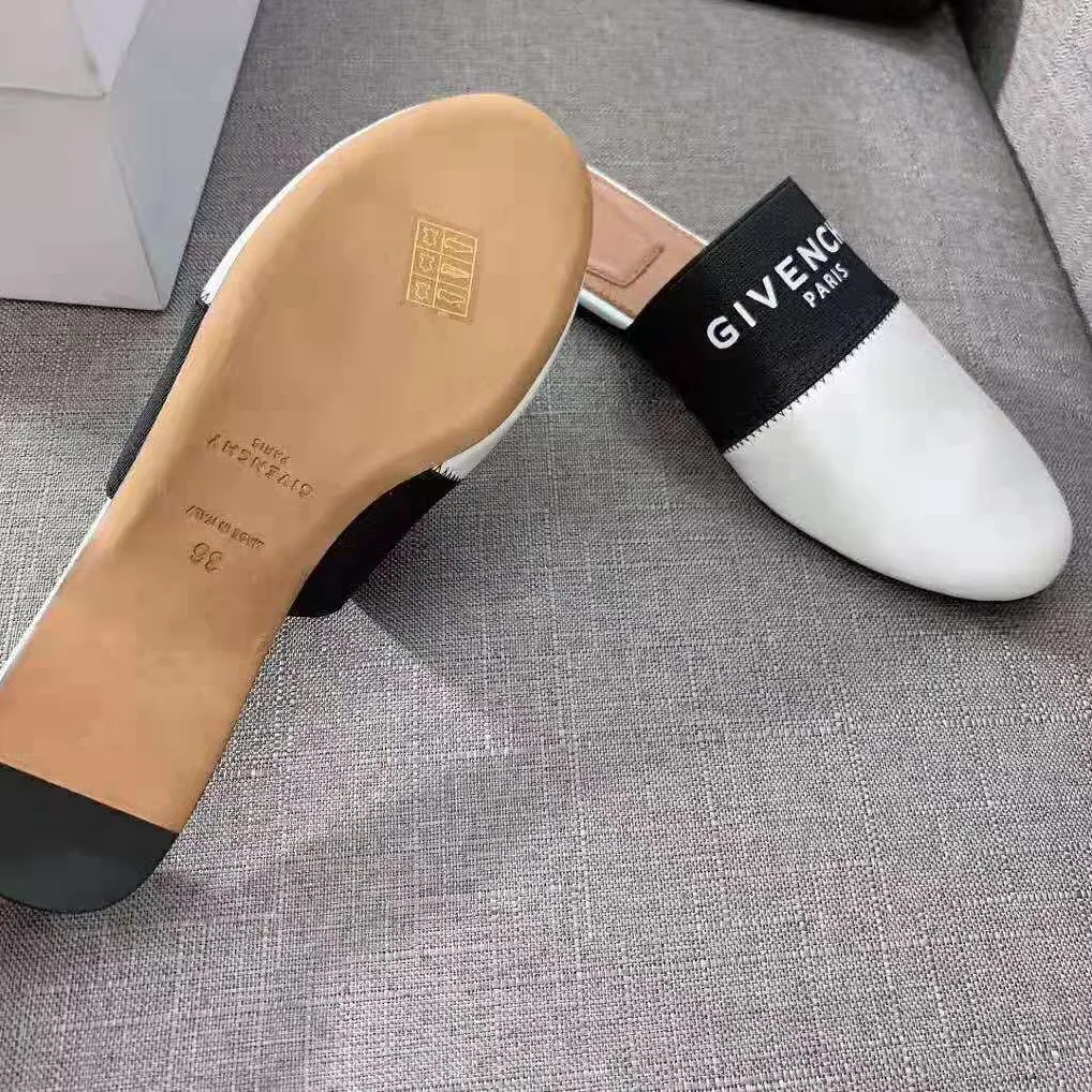 Givenchy Givenchy Paris Flat Mules in Leather for Women in White Givenchy Givenchy Paris Flat Mules in Leather for Women in White