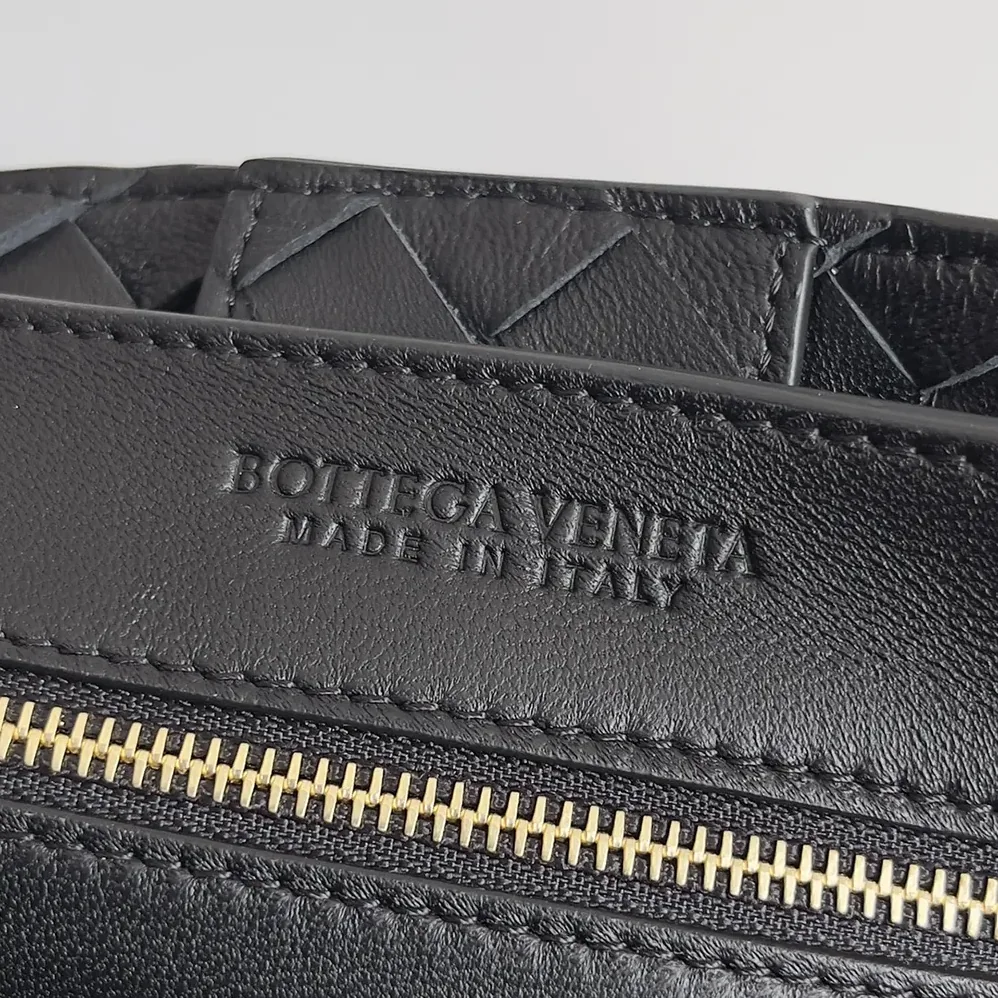 Bottega Veneta Medium Andiamo in Supple Intrecciato Leather for Women in Black/Gold