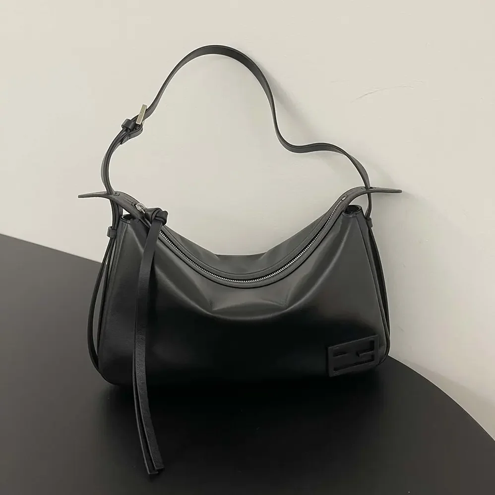 Fendi Simply Fendi Medium Black Leather Bag for Unisex