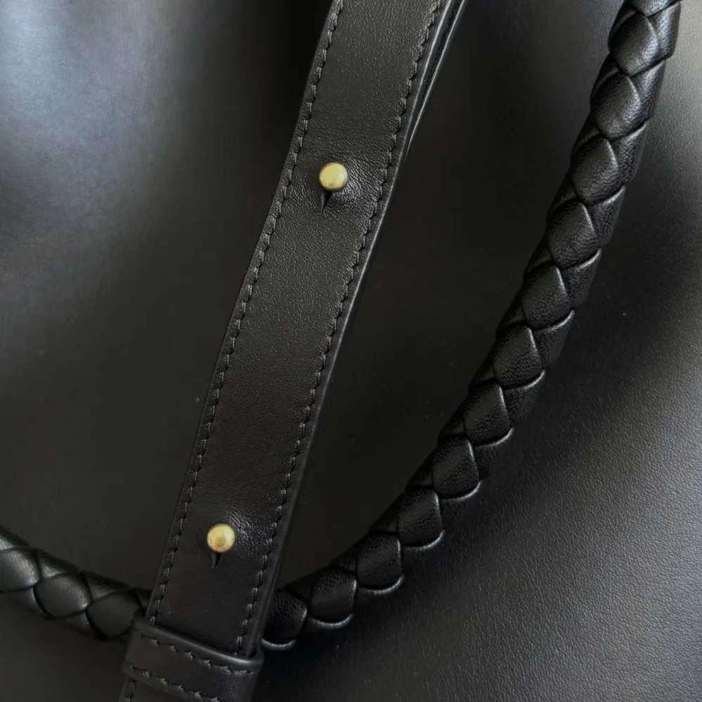 Bottega Veneta Andiamo Bucket in Silky Calf Leather for Women in Black