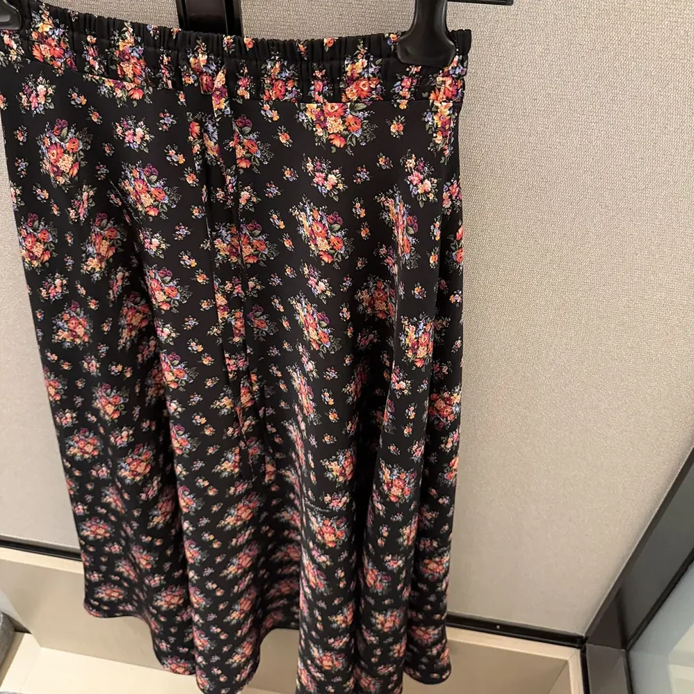 Dolce Gabbana D&G Floral for Women in Print Straight Skirt Dolce Gabbana D&G Floral for Women in Print Straight Skirt