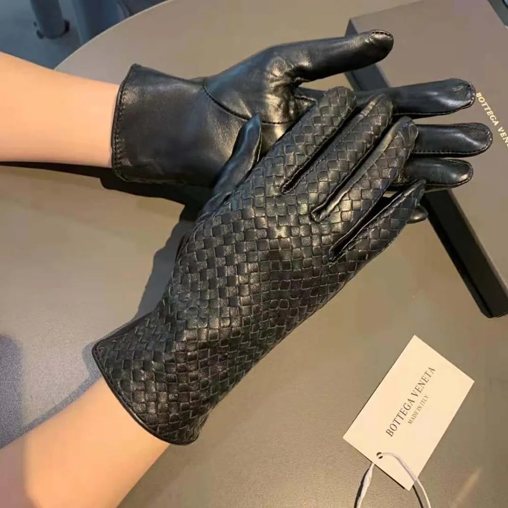 Bottega Veneta Intrecciato Leather Gloves for Women in Black Bottega Veneta Intrecciato Leather Gloves for Women in Black