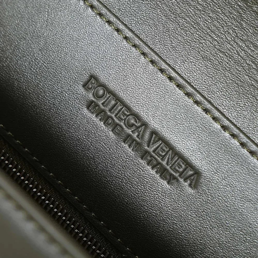 Bottega Veneta Small Andiamo Messenger for Unisex in Dark Green Bottega Veneta Small Andiamo Messenger for Unisex in Dark Green