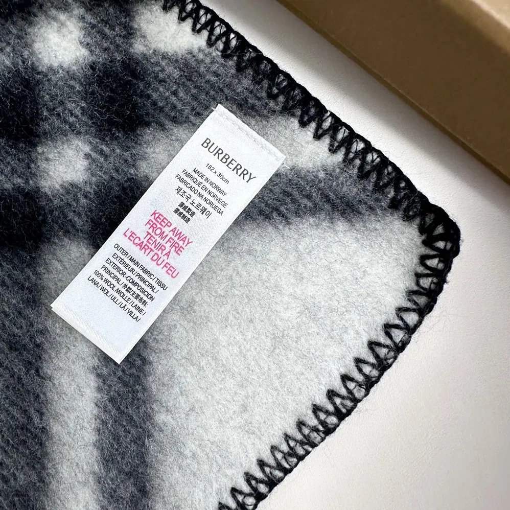 Burberry Check Wool Scarf for Unisex in Black