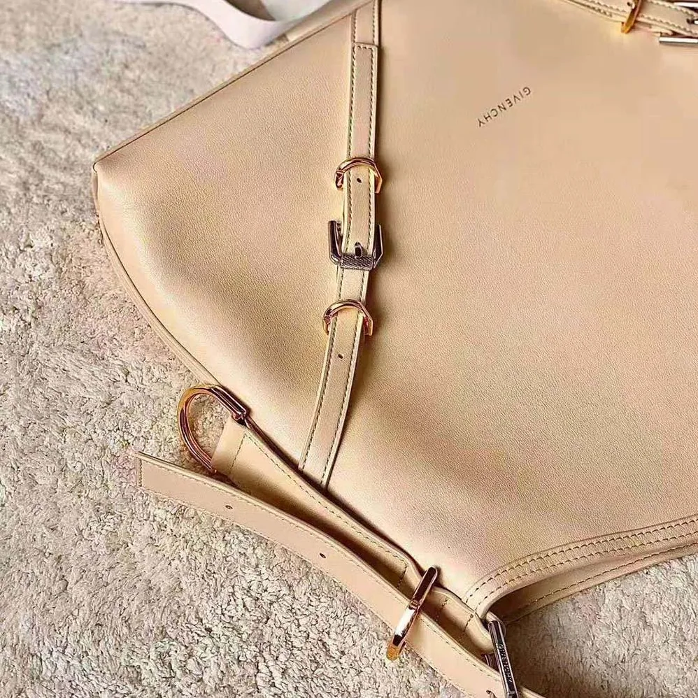 Givenchy Medium Voyou Bag in Leather for Women in Beige Givenchy Medium Voyou Bag in Leather for Women in Beige