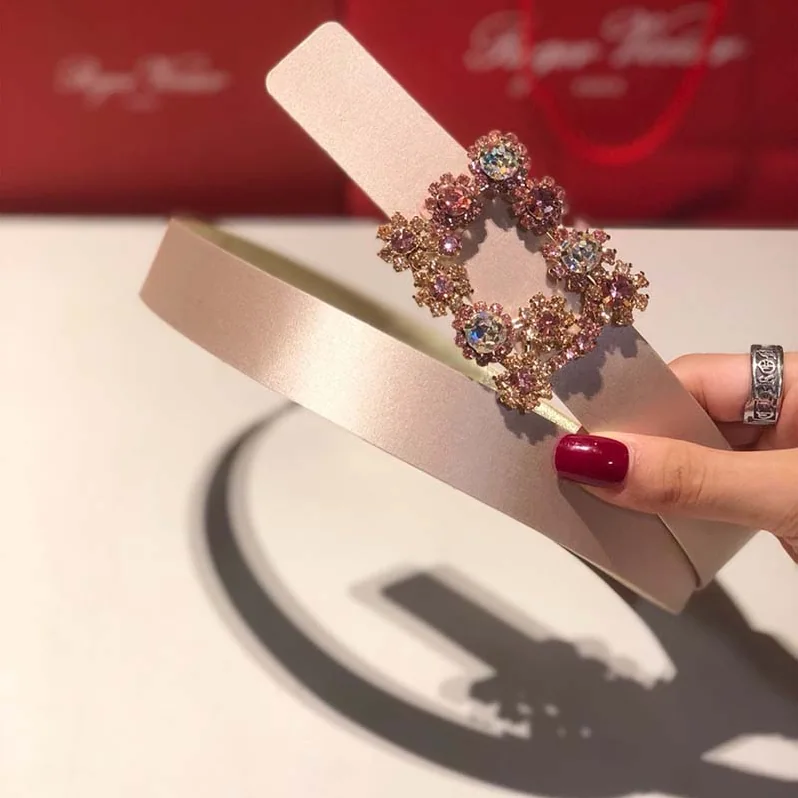 Roger Vivier Wome Flowers Belt in Silk Satin in Sandy