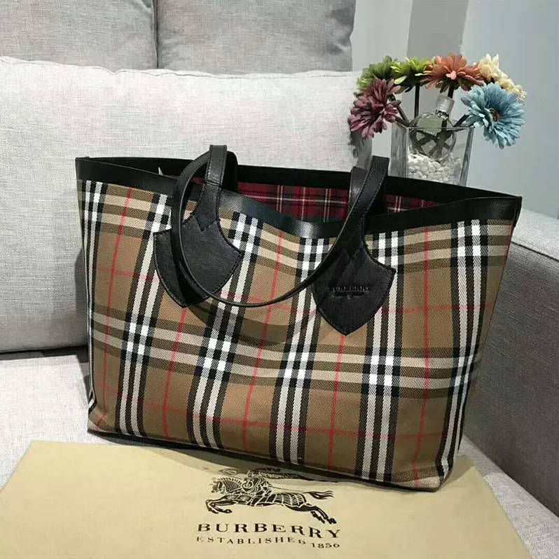 Burberry The Medium Giant Reversible Tote in Vintage Check for Unisex