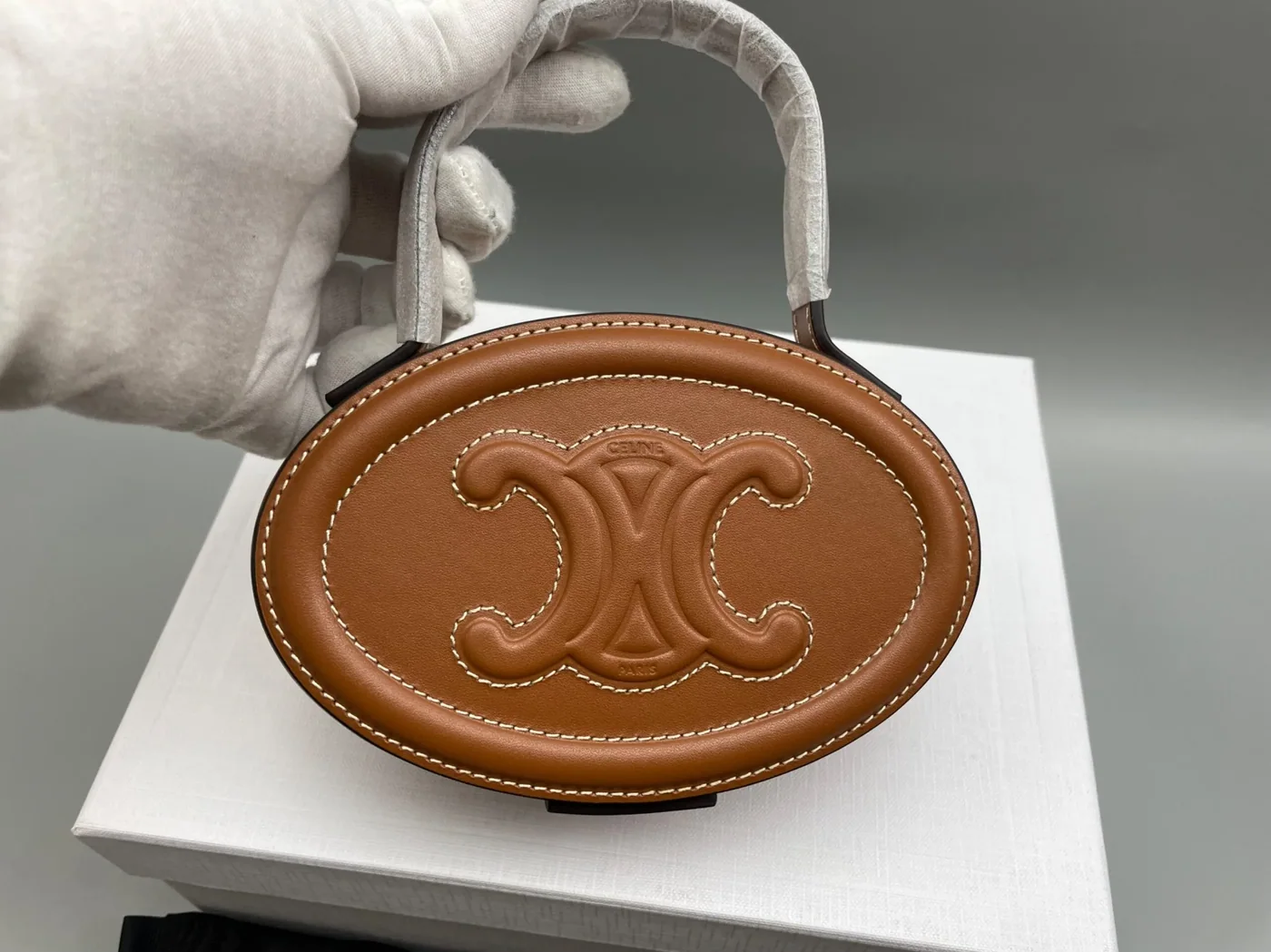 Celine Oval Minaudiere Cuir Triomphe Brown / .04LU Celine Oval Minaudiere Cuir Triomphe Brown / .04LU