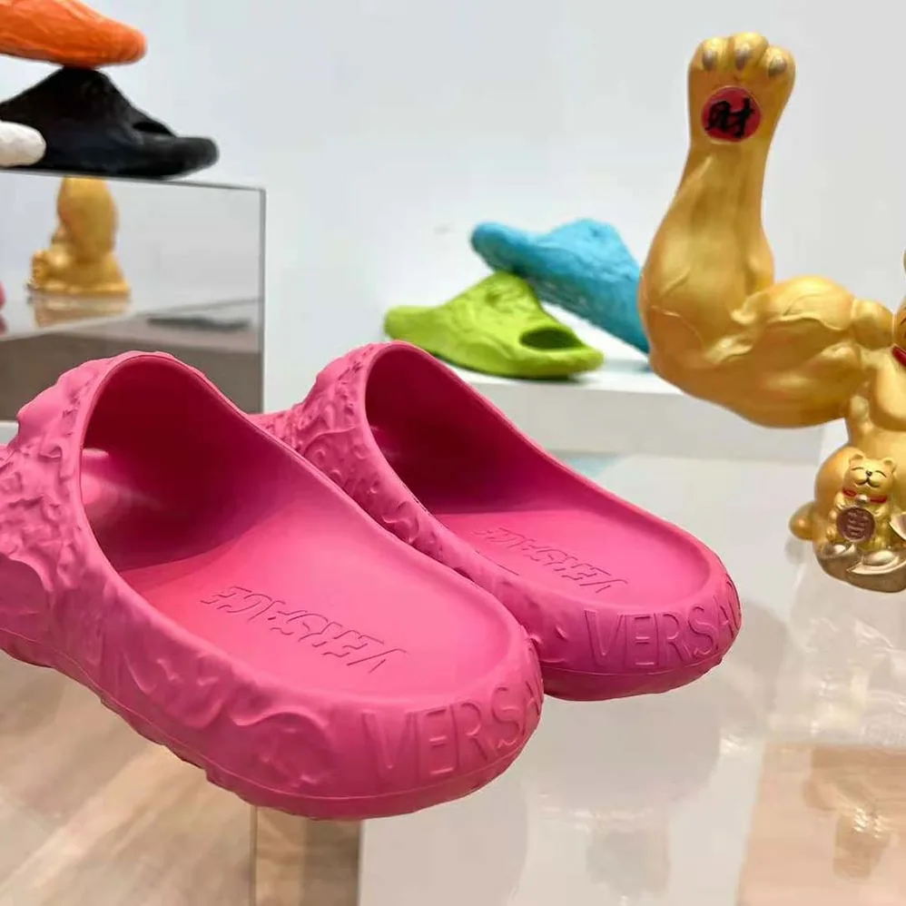 Versace Medusa Dimension Sliders for Unisex in Pink Versace Medusa Dimension Sliders for Unisex in Pink