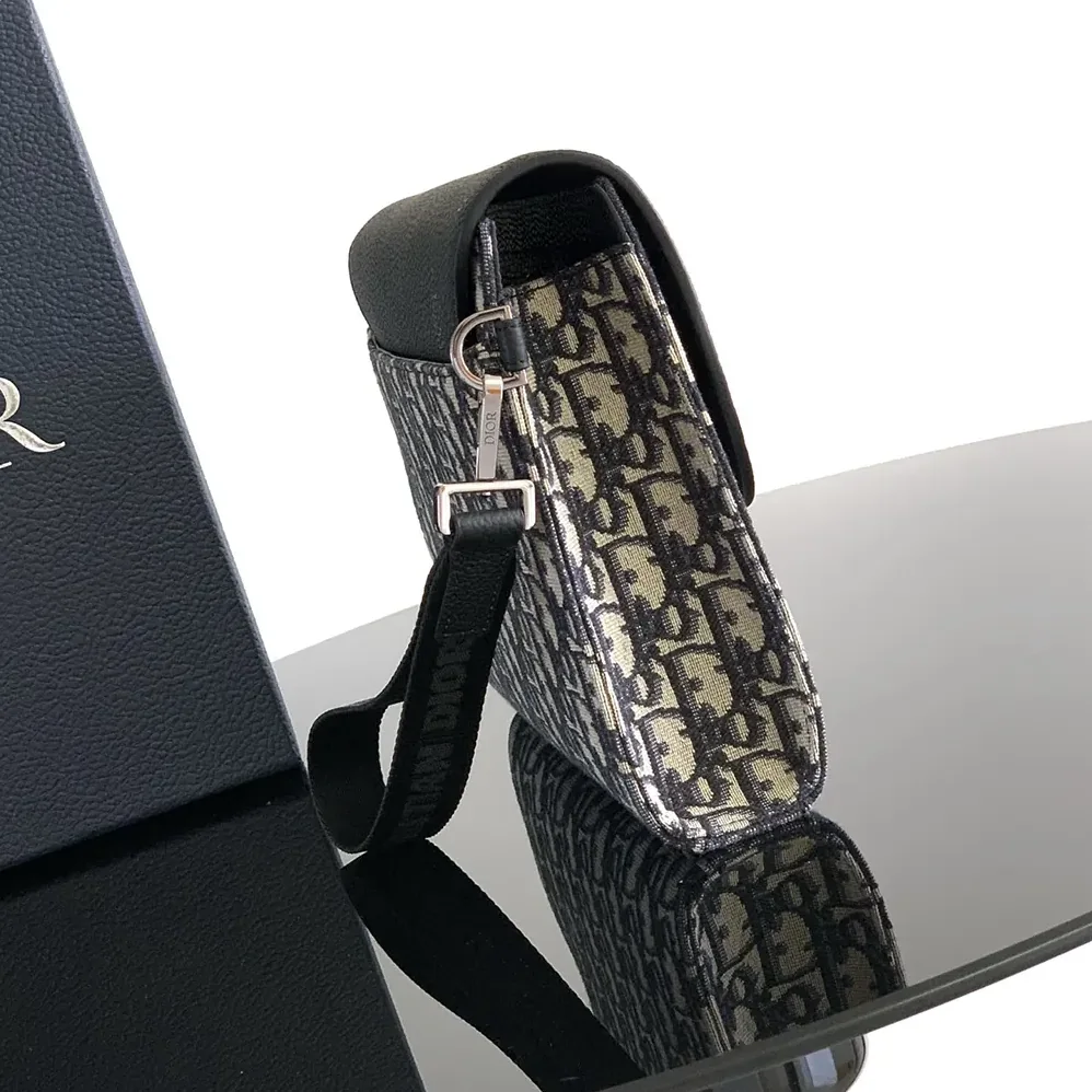 Dior Saddle A5 Triangle Pouch Beige and Black Dior Oblique Jacquard with Black Grained Calfskin for Men Dior Saddle A5 Triangle Pouch Beige and Black Dior Oblique Jacquard with Black Grained Calfskin for Men
