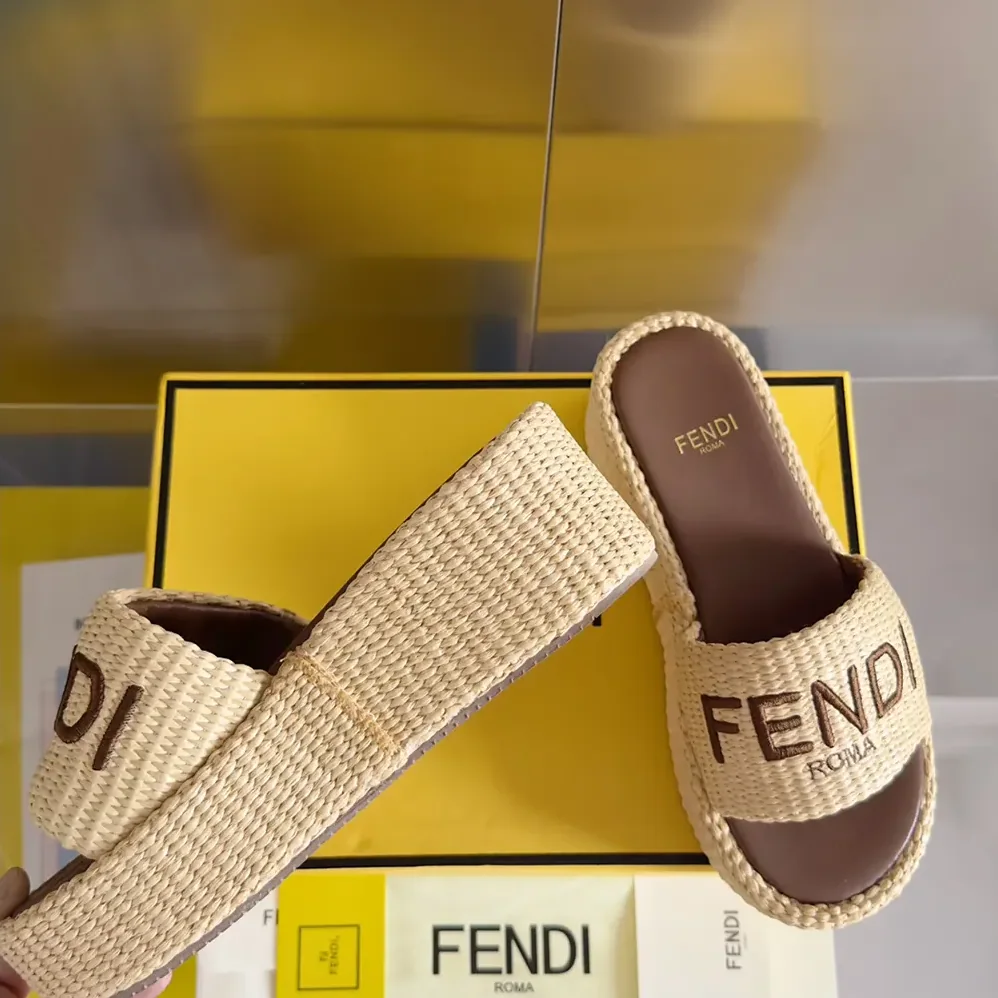 Fendi Fendi Sunshine Beige for Women in Brown Raffia Flatform Slides