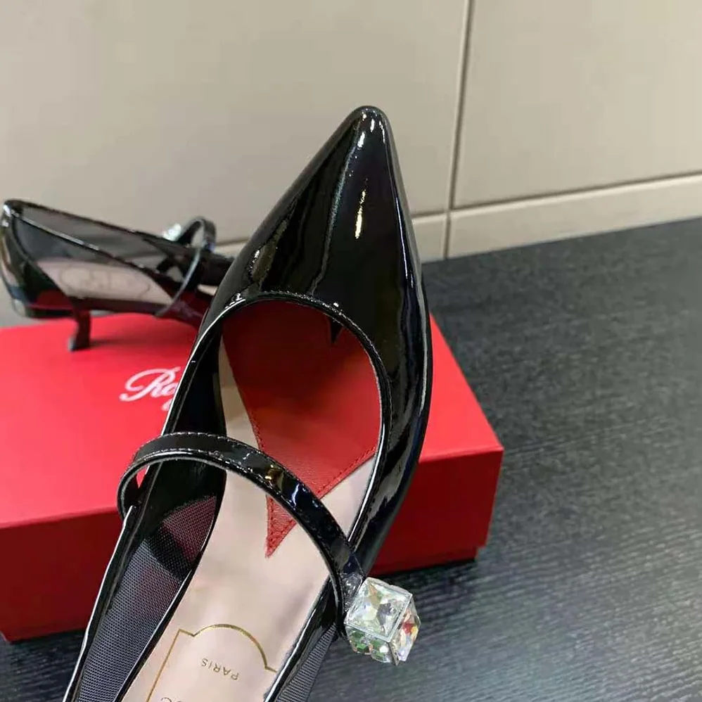 Roger Vivier Virgule Babies Pumps in Patent Leather for Women in Black