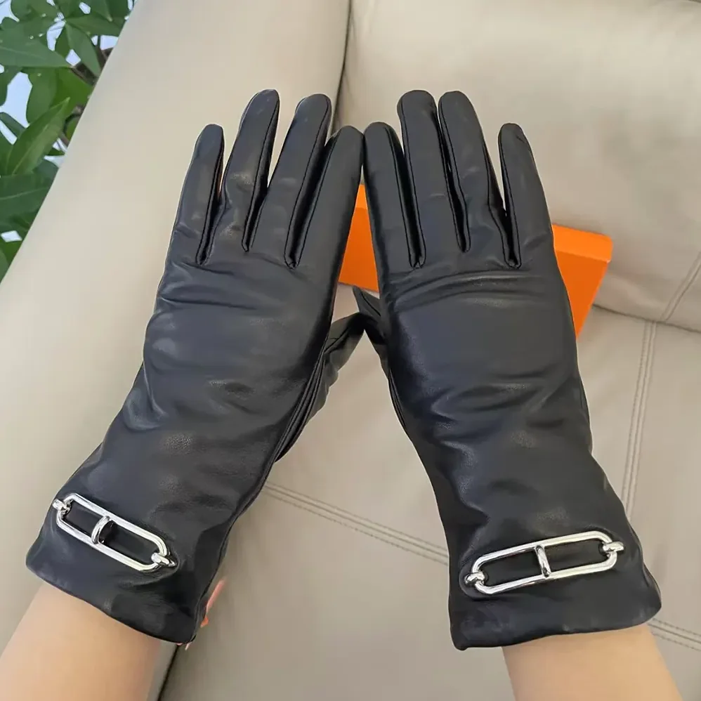 Hermes Gloves in Lambskin Leather for Women in Black