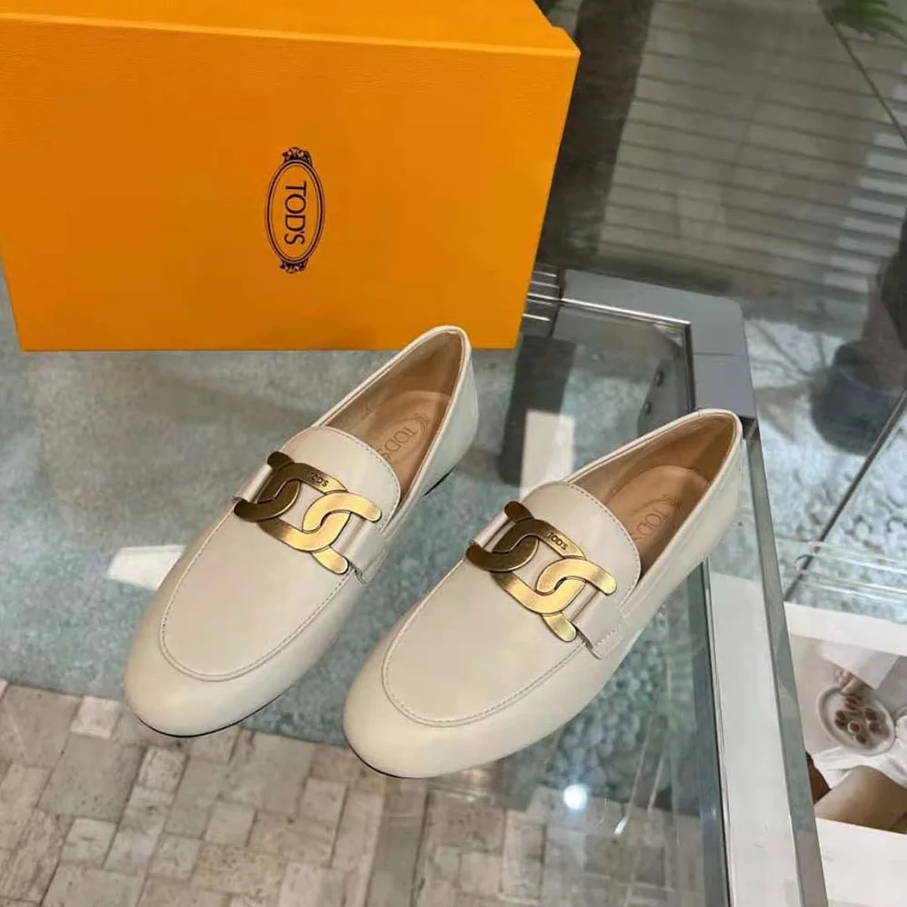 TODS Kate Loafers in Leather with A Metal Branded for Women in White TODS Kate Loafers in Leather with A Metal Branded for Women in White