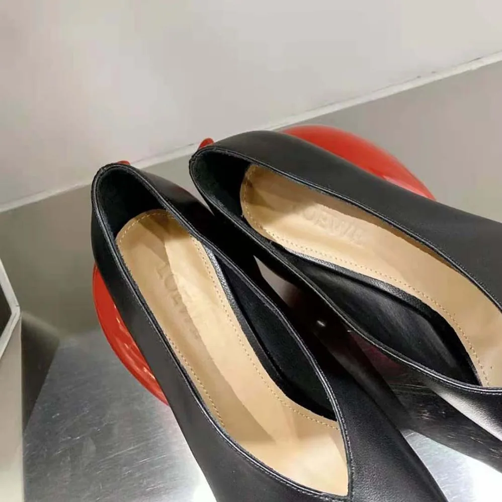 Loewe Balloon Pump in Calfskin for Women in Black Loewe Balloon Pump in Calfskin for Women in Black