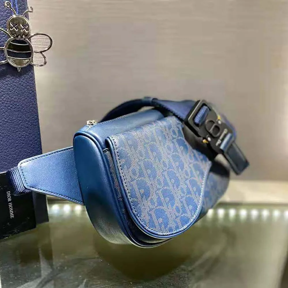Dior World Tour Saddle Belt Bag Dior Oblique Galaxy Leather for Men in Navy Dior World Tour Saddle Belt Bag Dior Oblique Galaxy Leather for Men in Navy