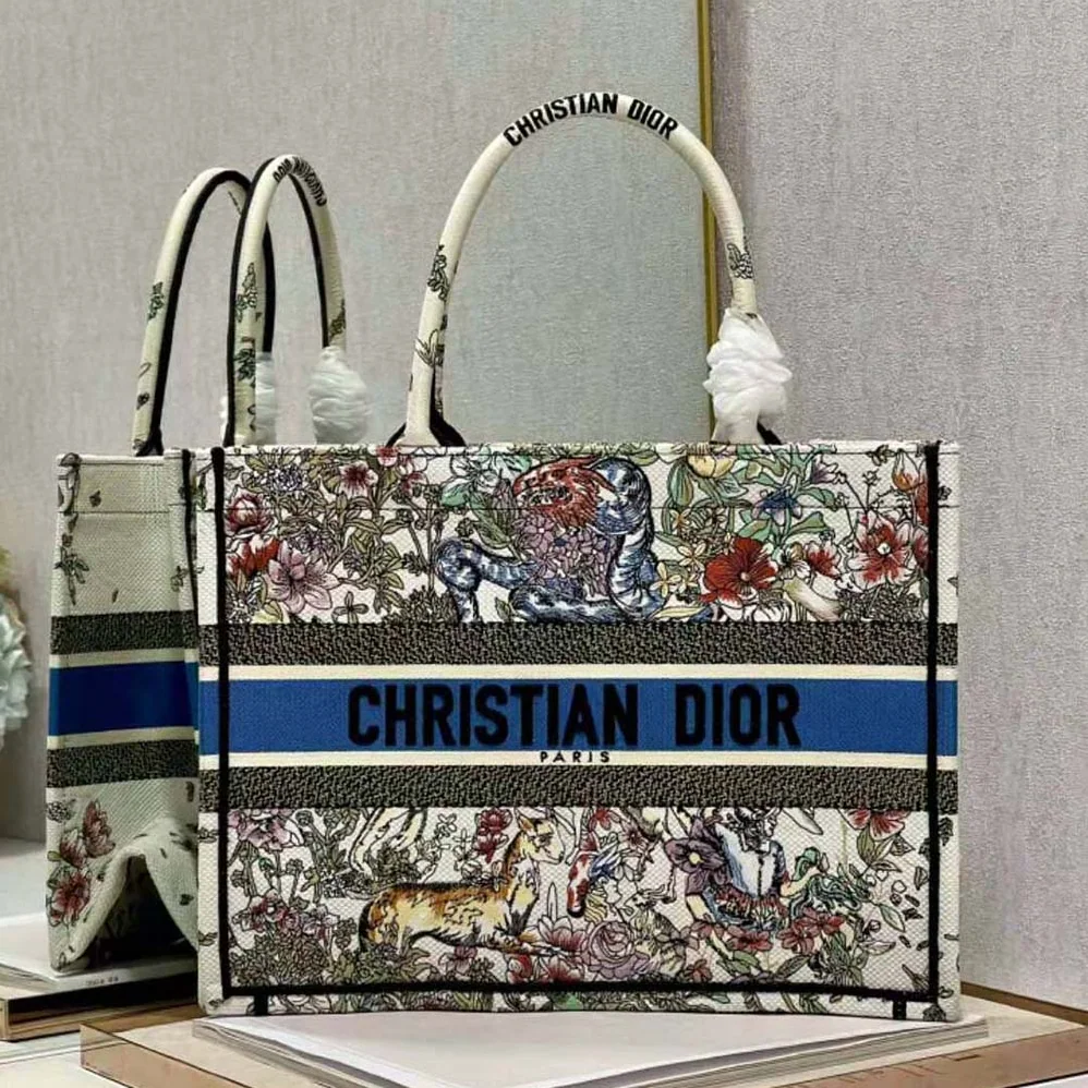Dior Medium Dior Book Tote Latte D for Women in Constellation Embroidery Dior Medium Dior Book Tote Latte D for Women in Constellation Embroidery