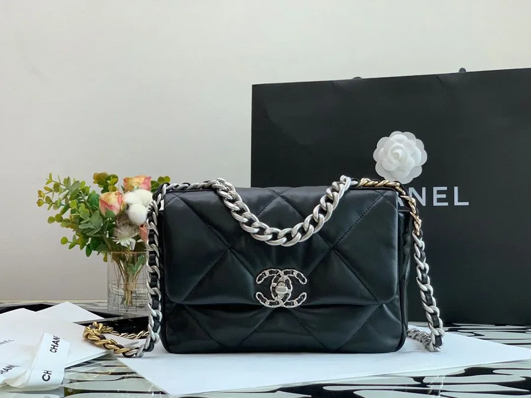 Chanel Flap Bag Crossbody in Black Chanel Flap Bag Crossbody in Black