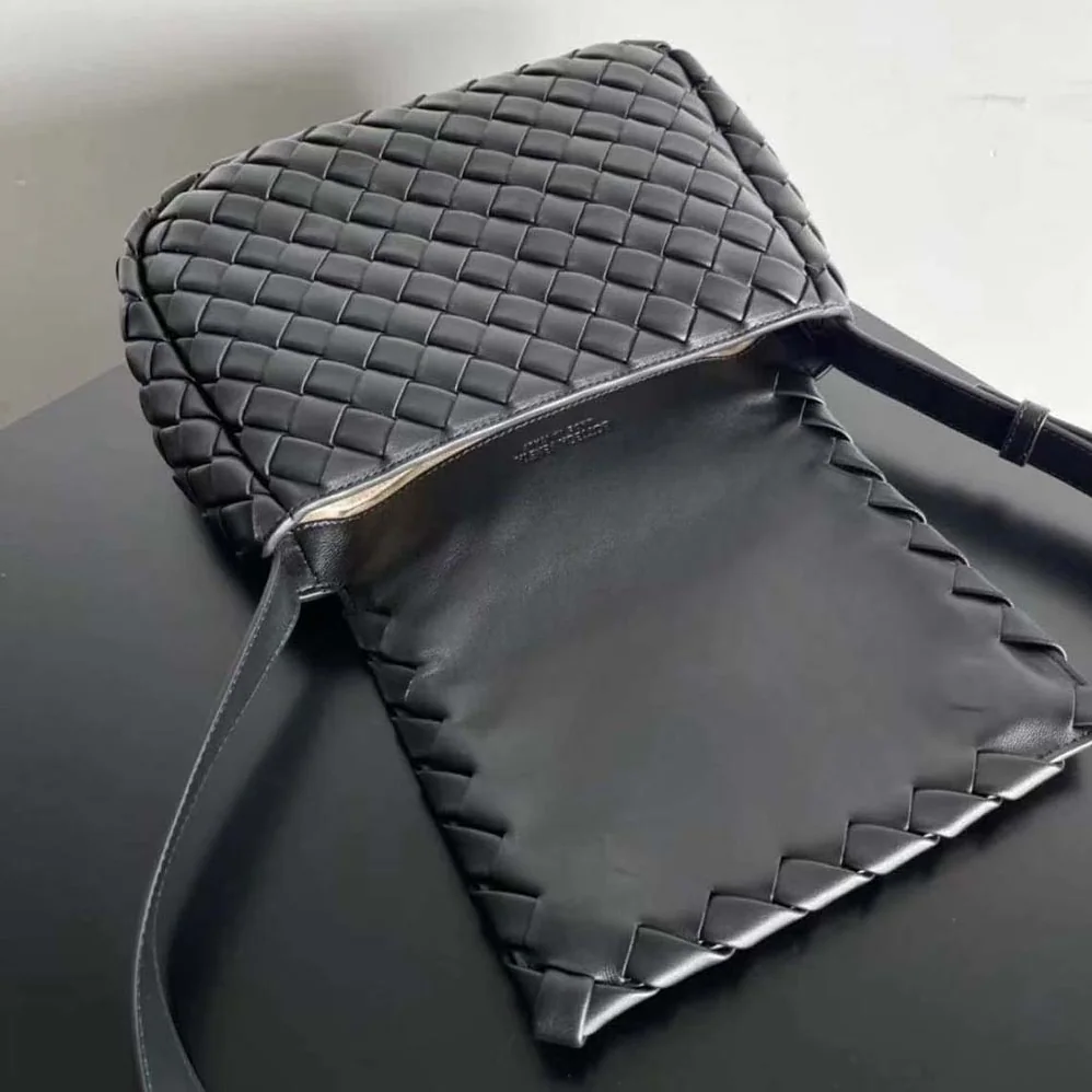 Bottega Veneta Small Cobble Messenger in Calfskin Leather for Unisex in Black Bottega Veneta Small Cobble Messenger in Calfskin Leather for Unisex in Black