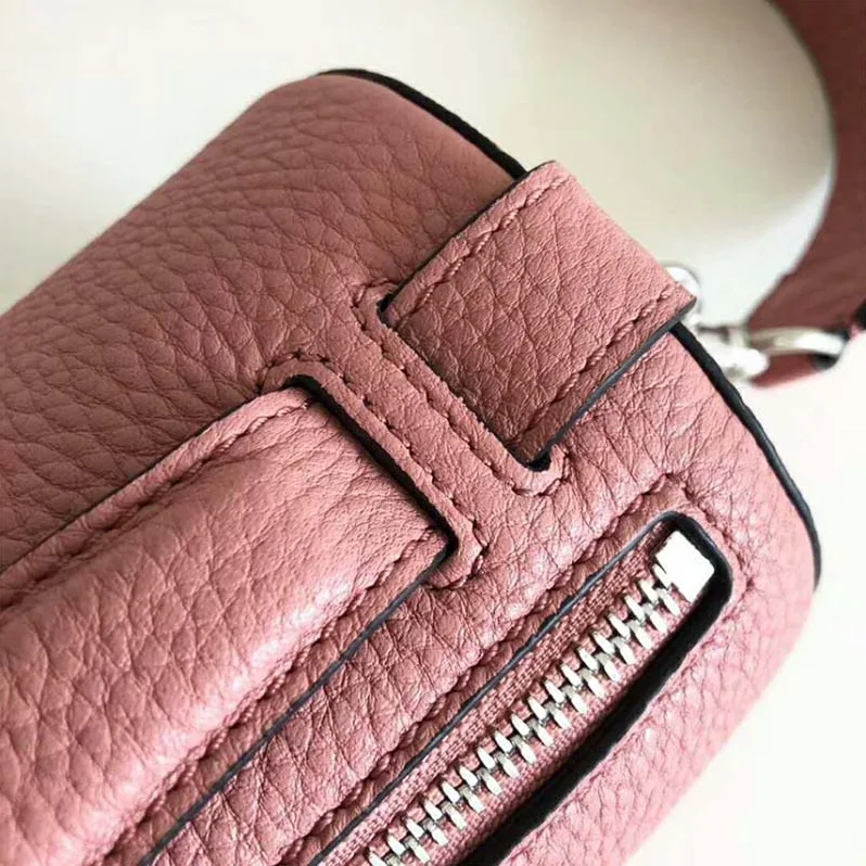 Burberry The Leather Barrel Bag for Women in Pink