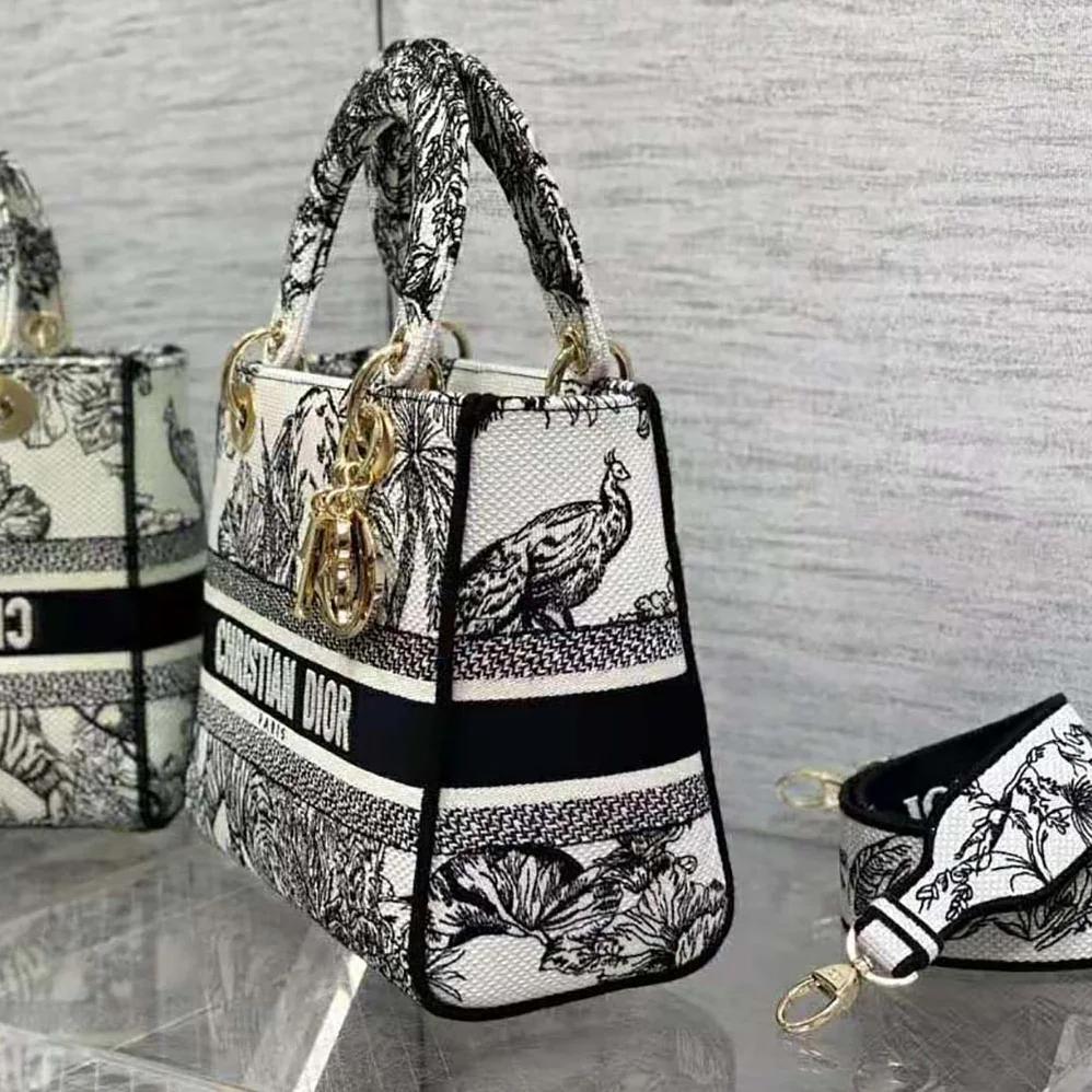 Dior Medium Lady D-lite Bag White and Black Toile de Jouy Voyage Embroidery for Women Dior Medium Lady D-lite Bag White and Black Toile de Jouy Voyage Embroidery for Women