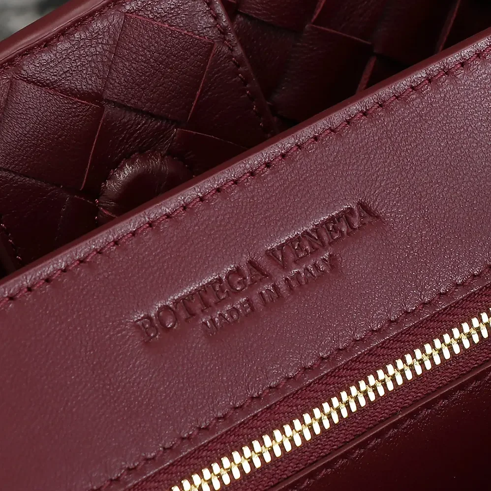 Bottega Veneta Large Andiamo in Lambskin Leather for Women in Maroon Bottega Veneta Large Andiamo in Lambskin Leather for Women in Maroon