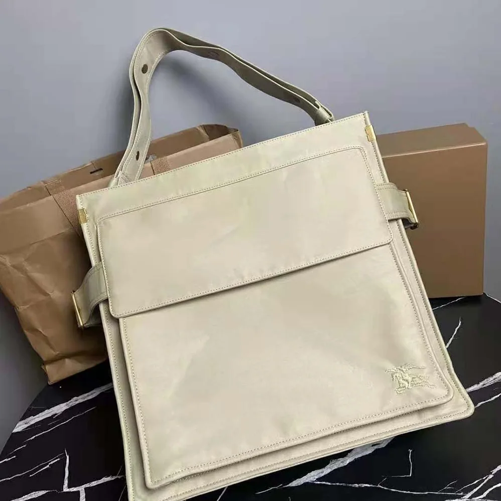 Burberry Trench Tote for Men in Green