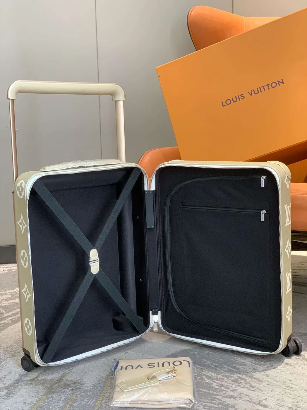 Louis Vuitton Horizon 55 Suitcase Grey Champagne Hardware Louis Vuitton Horizon 55 Suitcase Grey Champagne Hardware