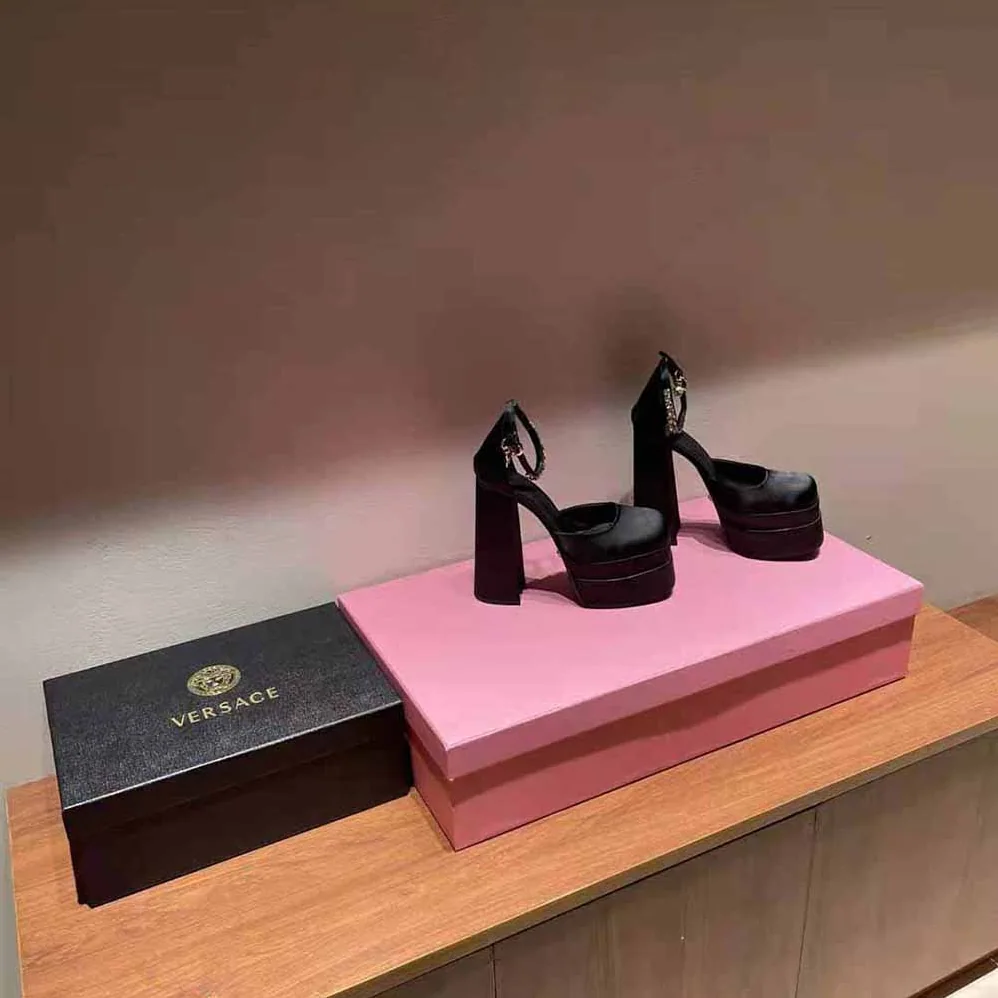 Versace Medusa Aevitas Platform Pumps for Women in Black Versace Medusa Aevitas Platform Pumps for Women in Black