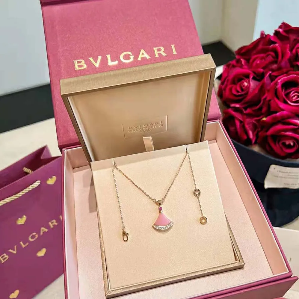Bvlgari DIVAS' DREAM Necklace in 18 KT Rose Gold with Pendant Set for Women in Pink Bvlgari DIVAS' DREAM Necklace in 18 KT Rose Gold with Pendant Set for Women in Pink