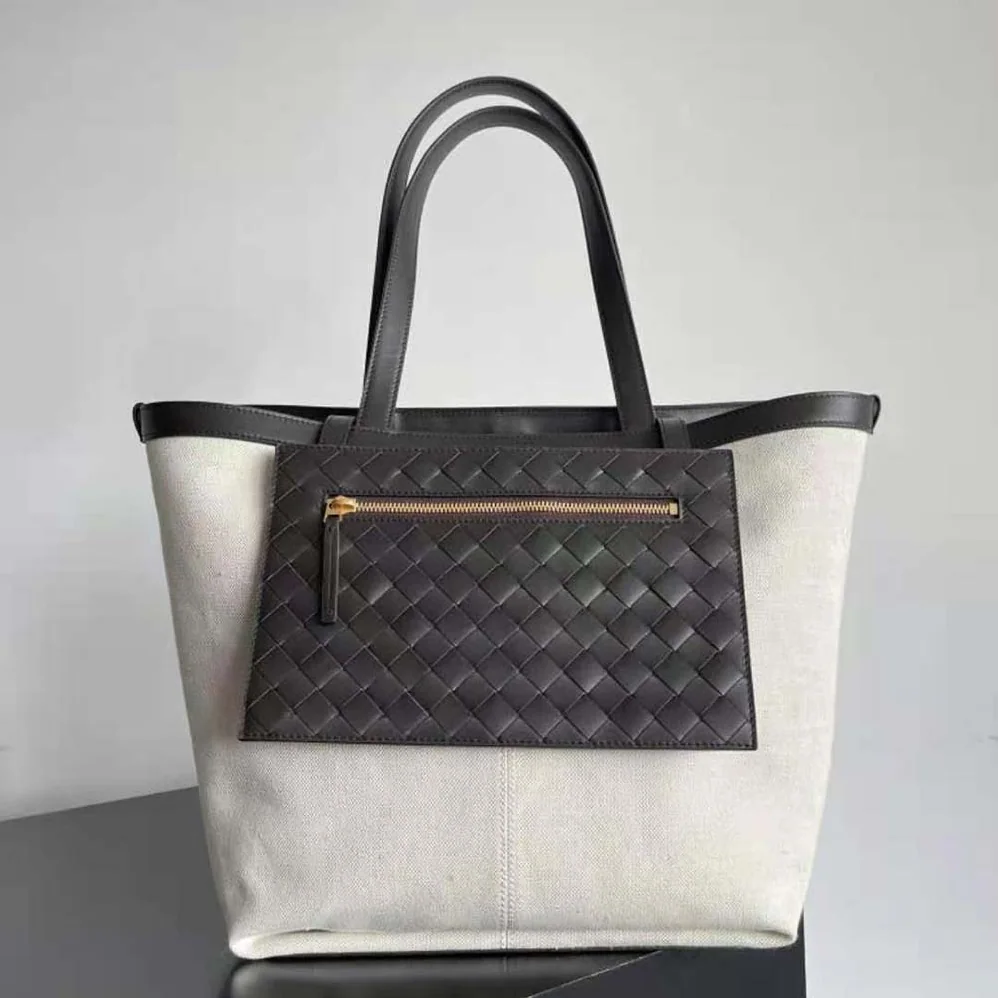Bottega Veneta Medium Flip Flap in Intrecciato Leather for Women Bottega Veneta Medium Flip Flap in Intrecciato Leather for Women