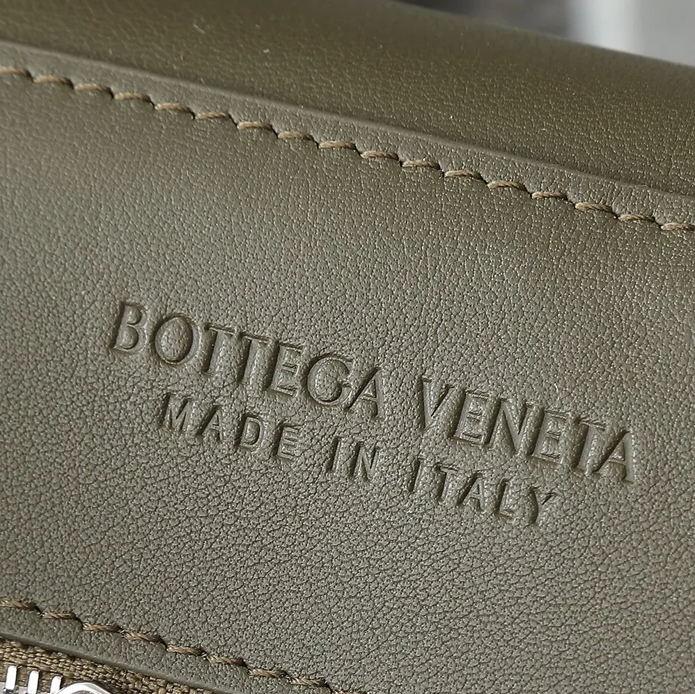 Bottega Veneta Medium Andiamo Messenger for Unisex in Dark Green