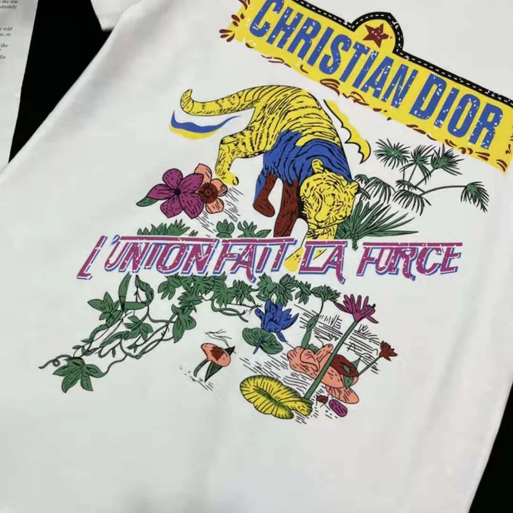 Dior T-shirt White Cotton and Linen Jersey with Multicolor Indian Animals Tiger Motif for Women Dior T-shirt White Cotton and Linen Jersey with Multicolor Indian Animals Tiger Motif for Women
