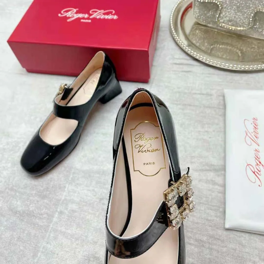Roger Vivier Très Vivier Rhinestone Buckle Babies Pumps for Women in Black Roger Vivier Très Vivier Rhinestone Buckle Babies Pumps for Women in Black