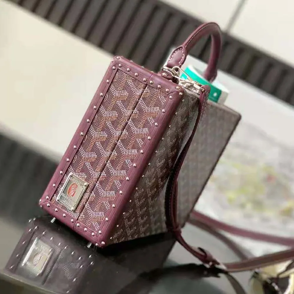 Goyard Sac Malle Grand Hôtel in Goyardine Canvas & Clamecy Calfskin for Women in Maroon Goyard Sac Malle Grand Hôtel in Goyardine Canvas & Clamecy Calfskin for Women in Maroon
