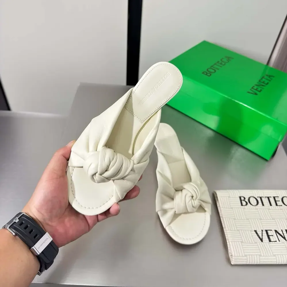 Bottega Veneta Cherry Mule in Supple Nappa Leather for Women in Alabaster Bottega Veneta Cherry Mule in Supple Nappa Leather for Women in Alabaster