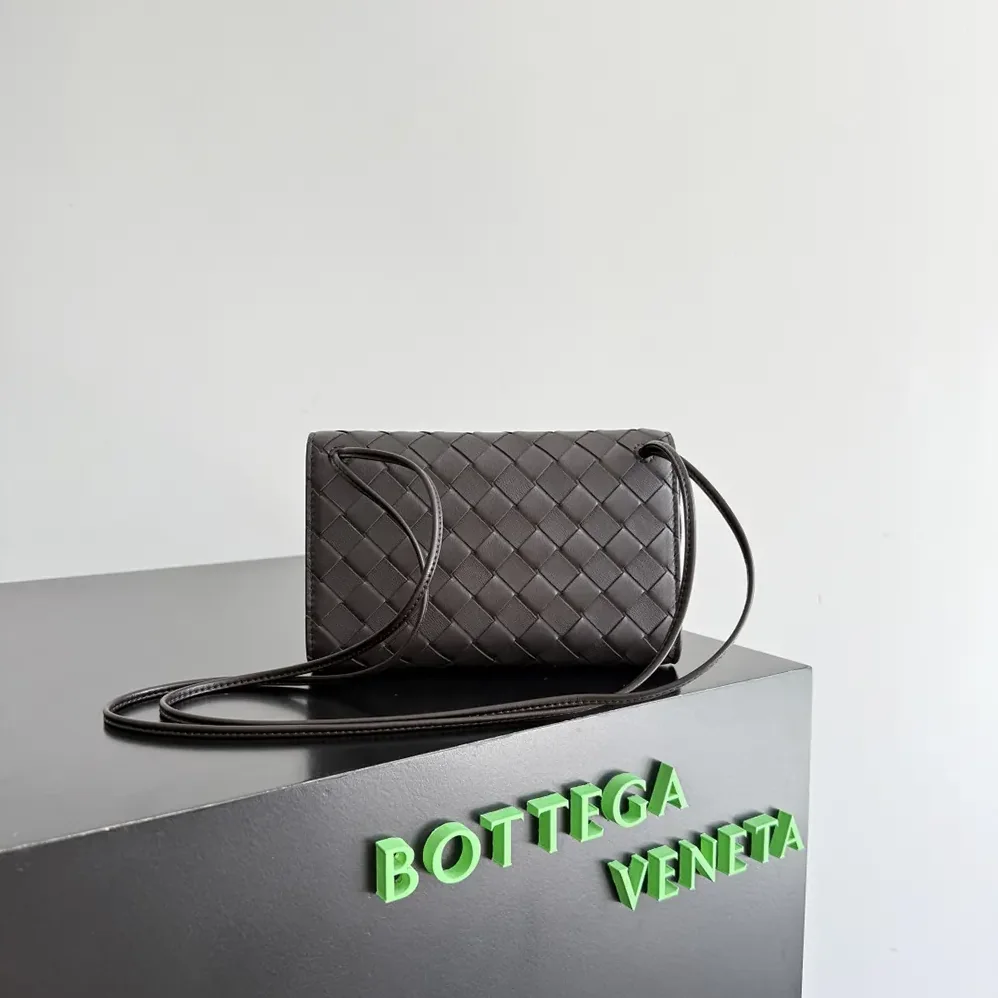 Bottega Veneta Andiamo Pouch for Women in Bordeaux Bottega Veneta Andiamo Pouch for Women in Bordeaux