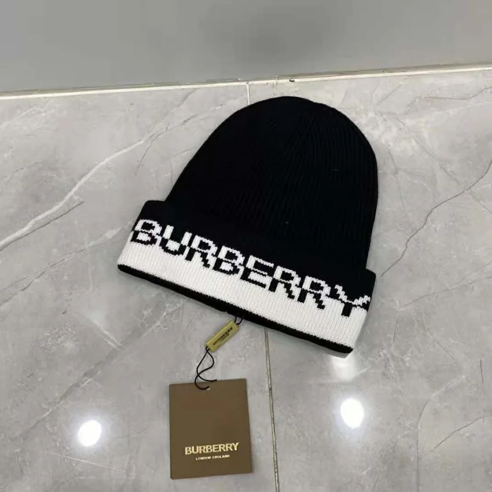 Burberry Logo Intarsia Cashmere Beanie for Unisex in Black Burberry Logo Intarsia Cashmere Beanie for Unisex in Black