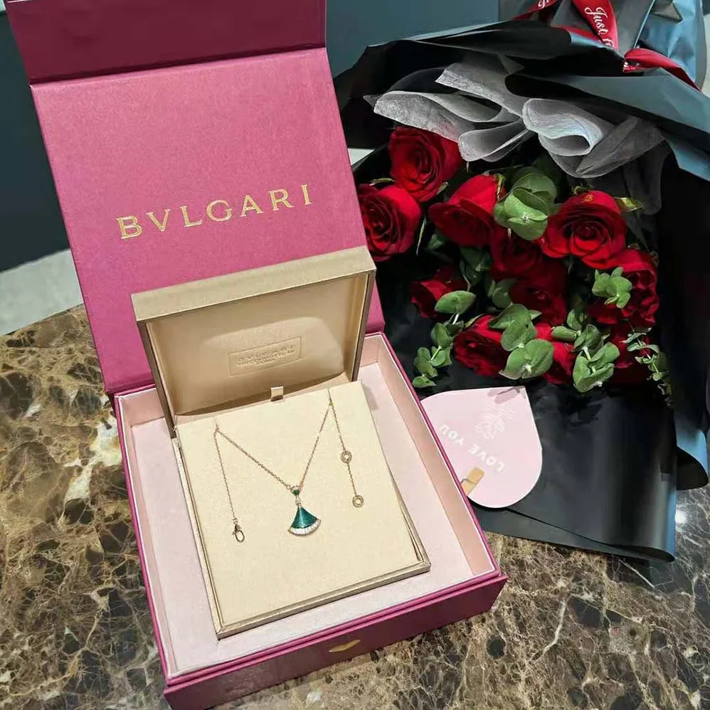 Bvlgari DIVAS' DREAM Necklace in 18 KT Rose Gold with Pendant Set for Women in Green Bvlgari DIVAS' DREAM Necklace in 18 KT Rose Gold with Pendant Set for Women in Green