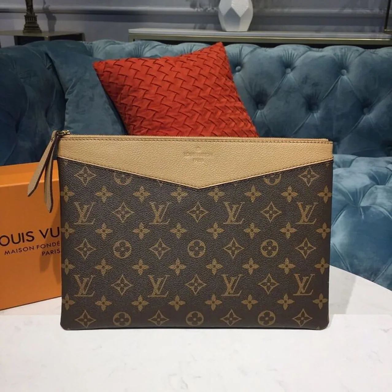 Louis Vuitton Daily Pouch Monogram Canvas Spring in Summer Collection Sesame Louis Vuitton Daily Pouch Monogram Canvas Spring in Summer Collection Sesame