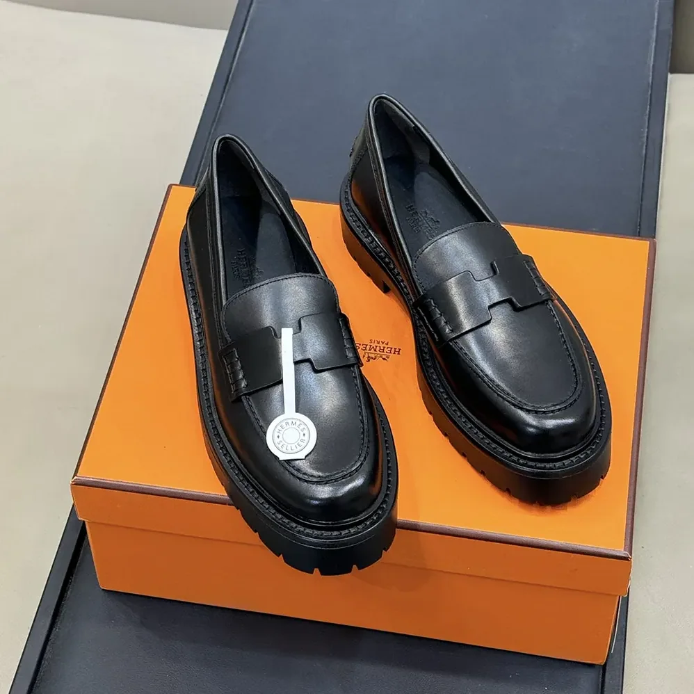 Hermes Klement Loafer in Calfskin for Women in Black Hermes Klement Loafer in Calfskin for Women in Black
