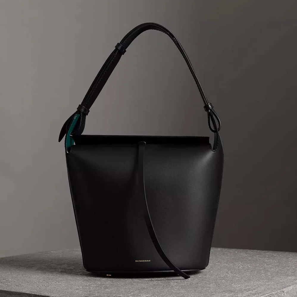 Burberry The Medium Leather Bucket Bag for Women in Black Burberry The Medium Leather Bucket Bag for Women in Black