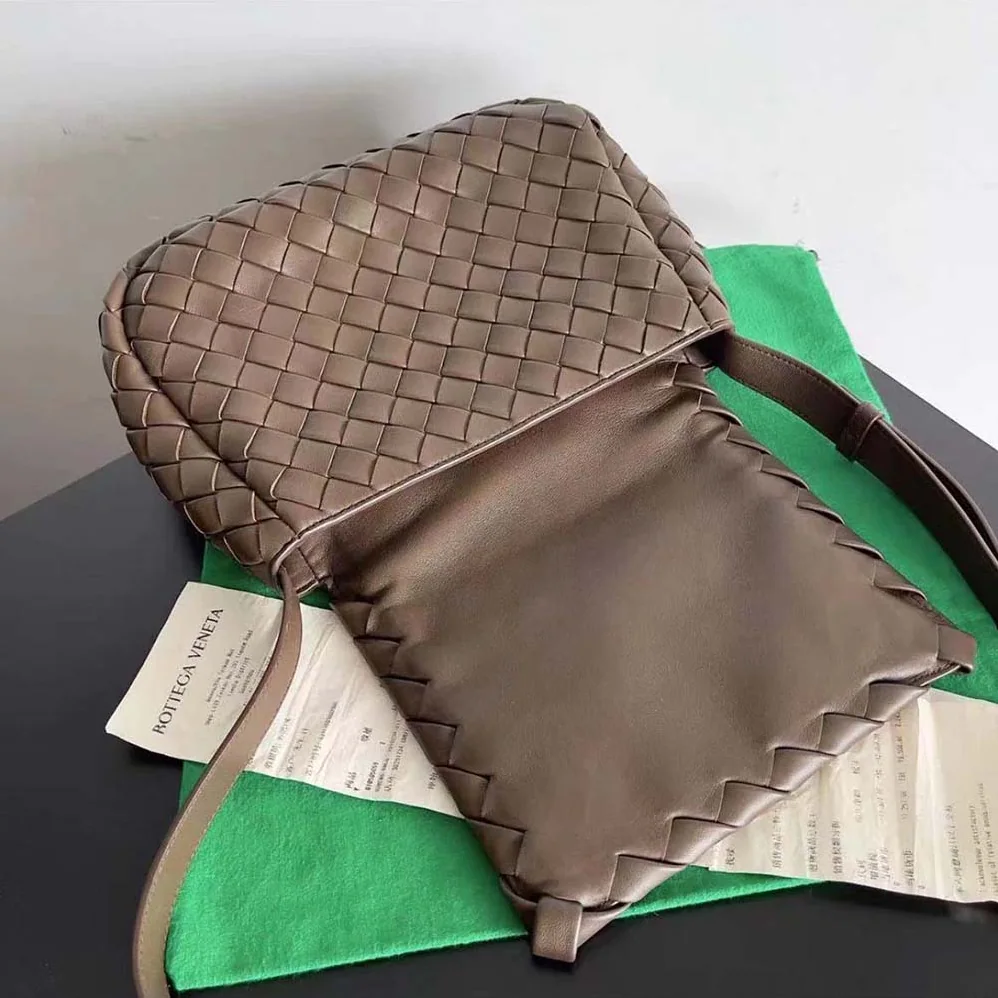 Bottega Veneta Small Cobble Messenger in Calfskin Leather for Unisex in Chocolate Bottega Veneta Small Cobble Messenger in Calfskin Leather for Unisex in Chocolate