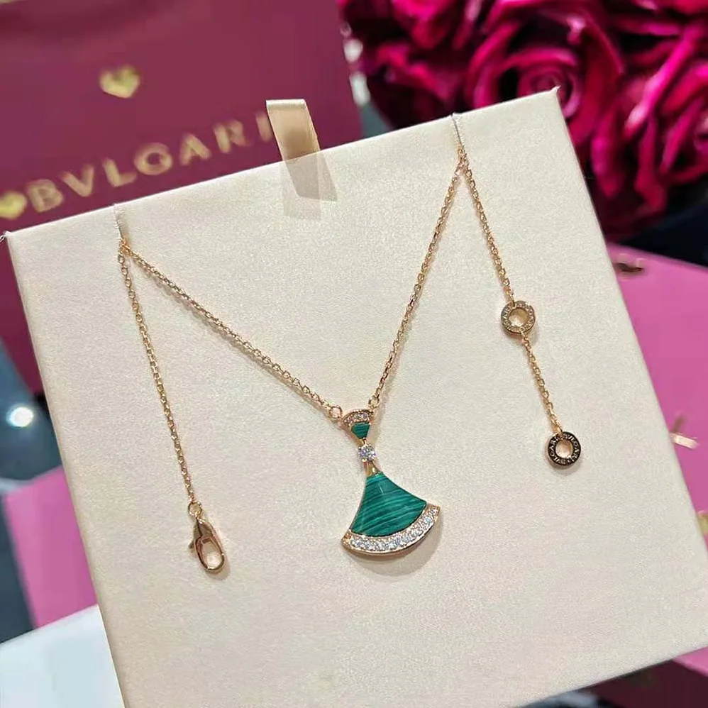 Bvlgari DIVAS' DREAM Necklace in 18 KT Rose Gold with Pendant Set for Women in Green Bvlgari DIVAS' DREAM Necklace in 18 KT Rose Gold with Pendant Set for Women in Green