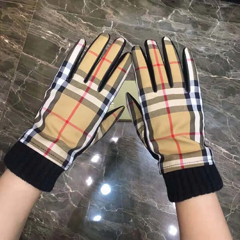 Burberry Vintage Check Bouclé and Leather Gloves for Women in Beige Burberry Vintage Check Bouclé and Leather Gloves for Women in Beige