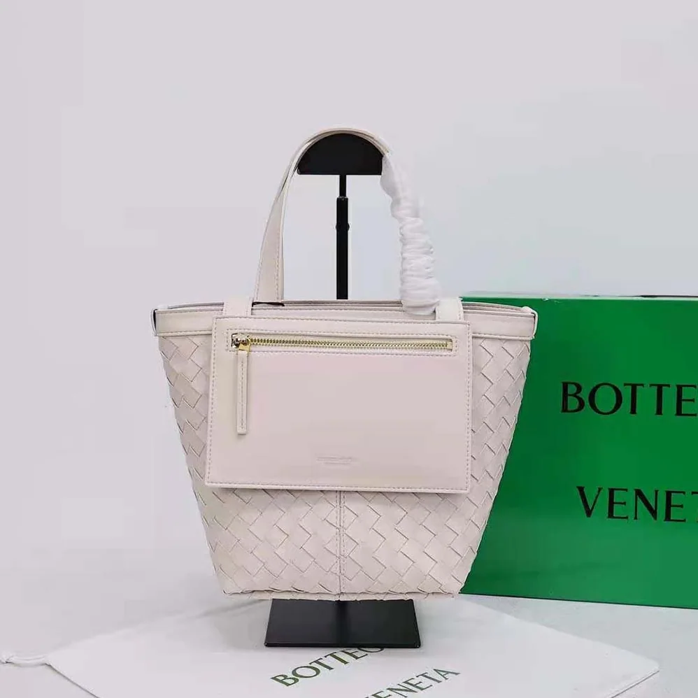 Bottega Veneta Small Flip Flap in Lambskin Leather for Women in White