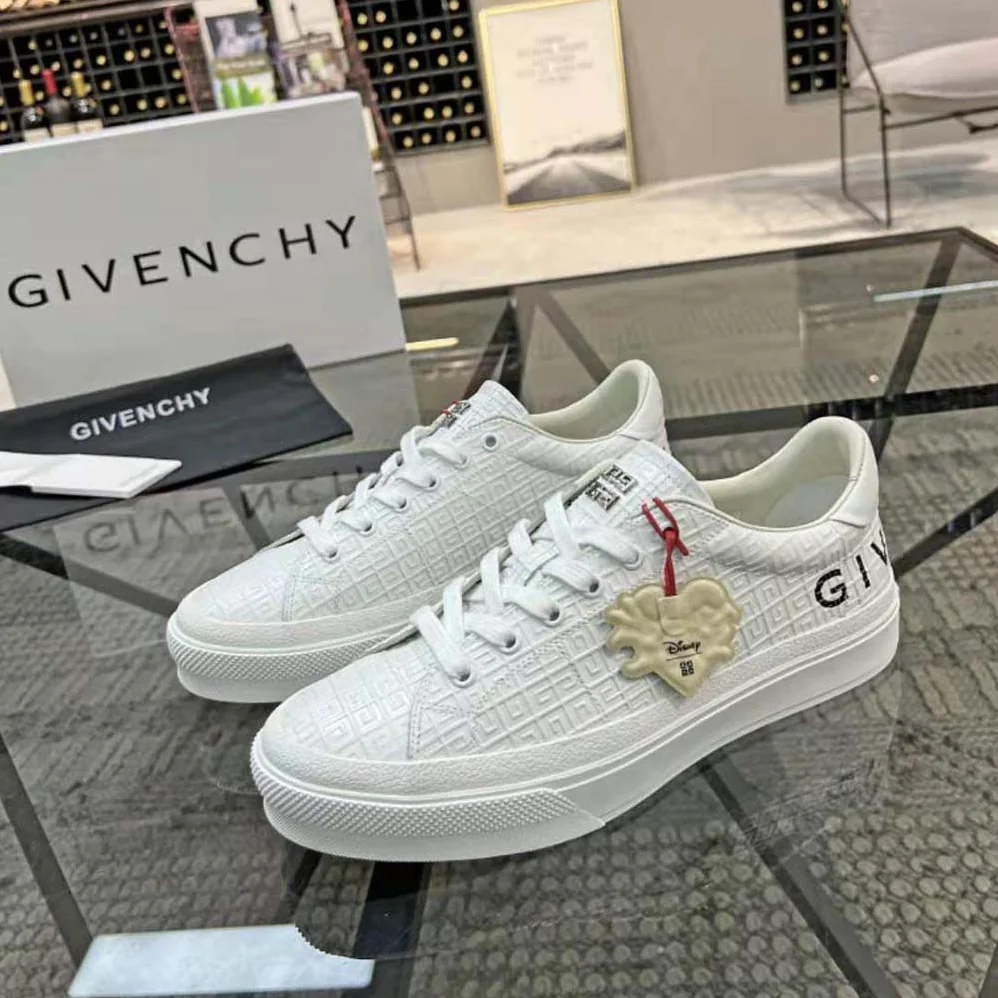 Givenchy City Sport Oswald Sneakers in Leather for Unisex in White Givenchy City Sport Oswald Sneakers in Leather for Unisex in White