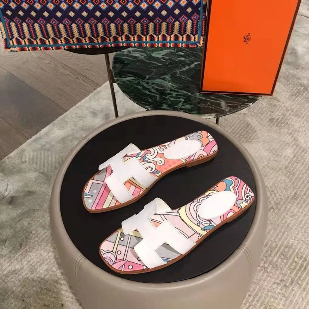 Hermes Oran Sandal in Cotton Canvas with “Faubourg Rainbow” Print for Women in White Hermes Oran Sandal in Cotton Canvas with “Faubourg Rainbow” Print for Women in White